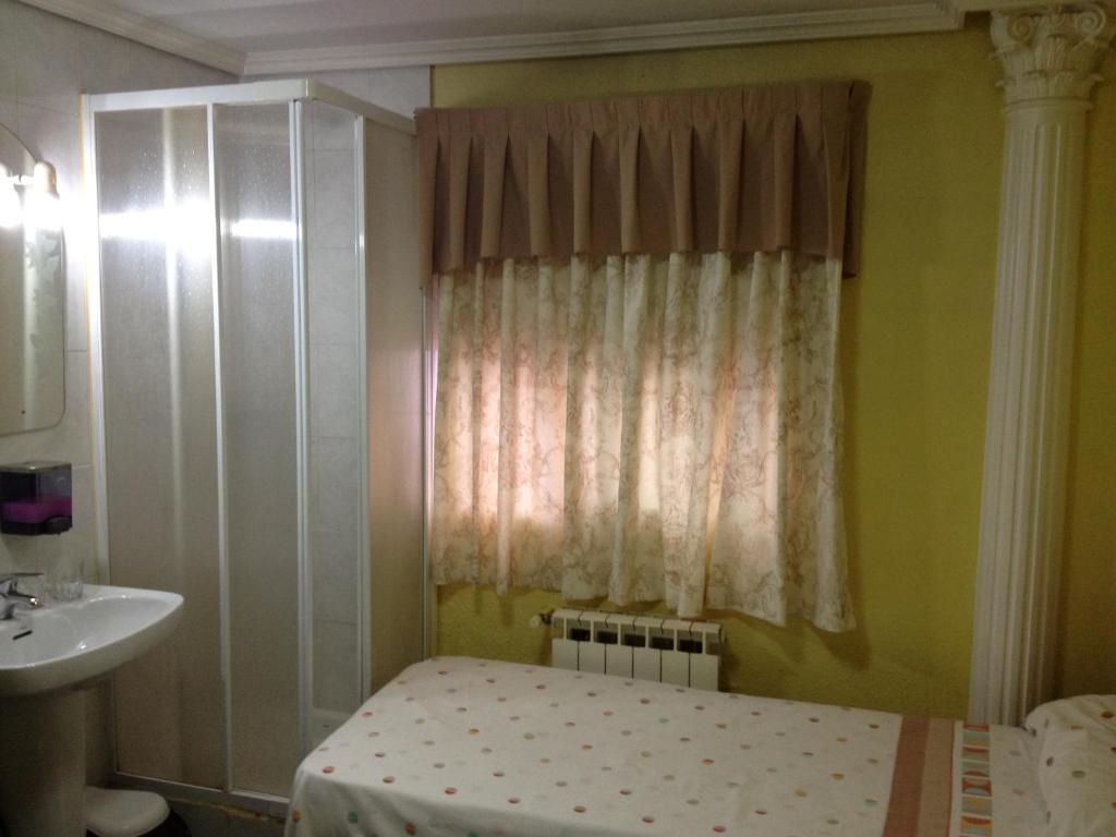 Hostal Jacinto Alcalá de Henares Kültér fotó
